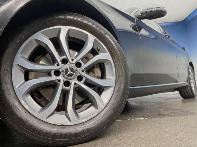 ●純正アルミホイール：輸入車ならではの卓越した走りを支えるホイールと足回りです！日本車の走りに慣れている方にもぜひ体感して頂きたいほど、高いレベルでまとまっています！