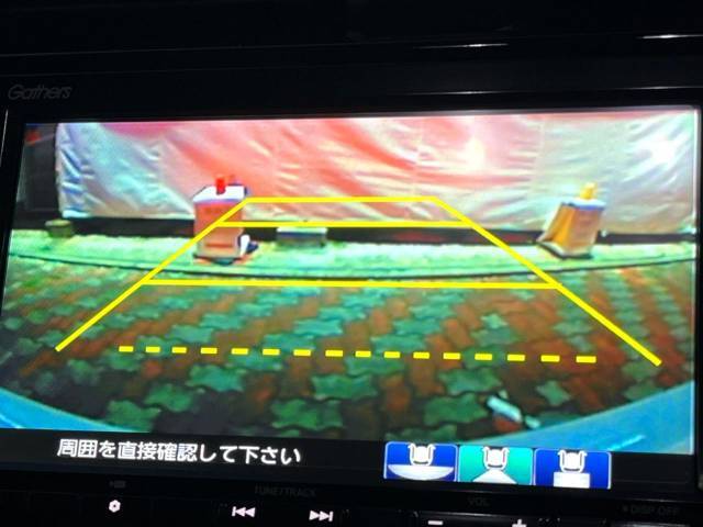 【バックカメラ】駐車時に後方がリアルタイム映像で確認できます。大型商業施設や立体駐車場での駐車時や、夜間のバック時に大活躍！運転スキルに関わらず、今や必須となった装備のひとつです！