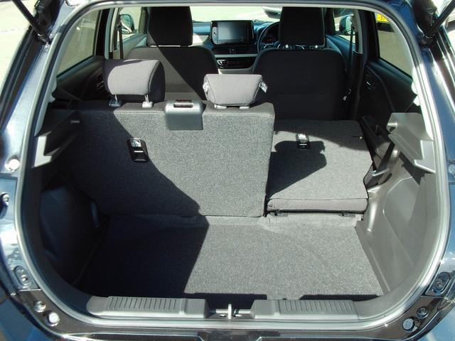 ご利用状況に応じてリヤシートを片側ずつ倒せます☆