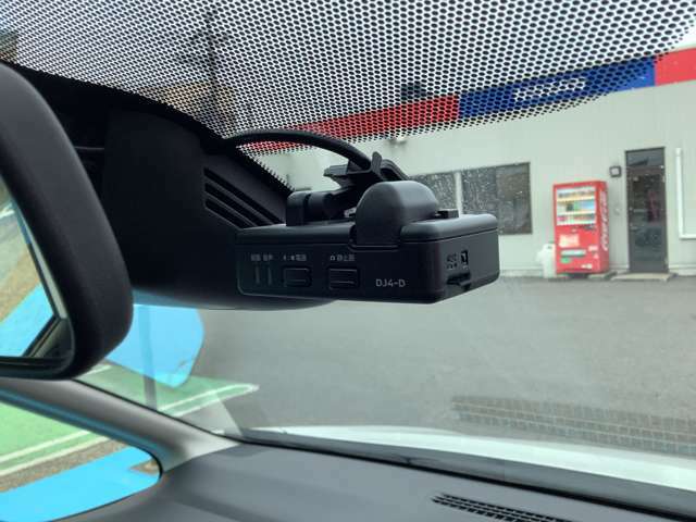 ★ドラレコ・・・今、人気のカー用品といえば「ドライブレコーダー」です。映像と音声を記録して事故の際に確かな証拠能力を発揮してくれます。