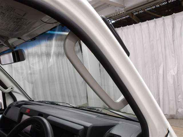 乗り降りしやすいように取っ手が付いてます☆