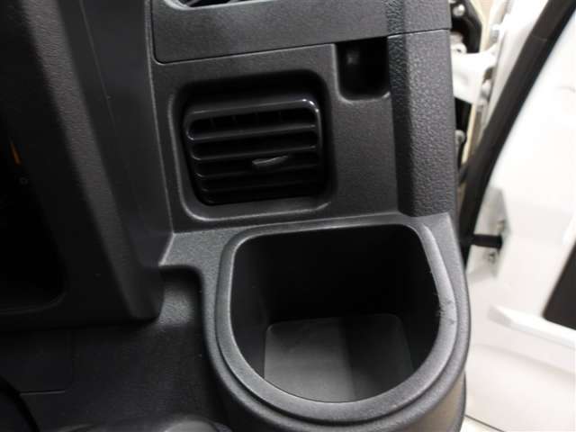 運転席のカップホルダーはエアコンの吹き出し口の前にありますので冷やしたり温めたり出来ます☆