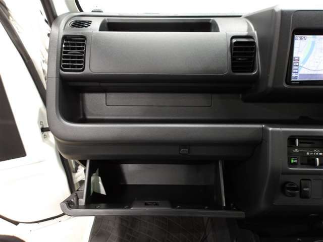 助手席側のインパネにも収納場所確保☆車検証や取扱い説明書を収納できます♪