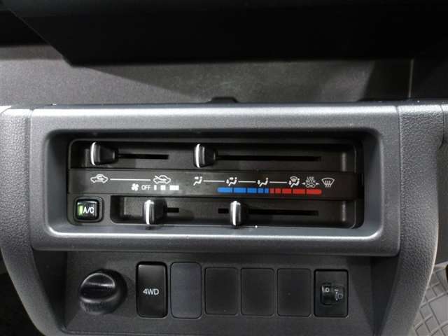 使いやすいマニュアルエアコンは簡単な操作で車内を快適にしてくれます☆