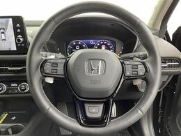 【ステアリング】軽い力で扱いやすいハンドルです。目立つ傷やスレなどなく綺麗な状態です！除菌プランいれていただくとさらに快適に！清潔なお車はお子様にも安心ですね！