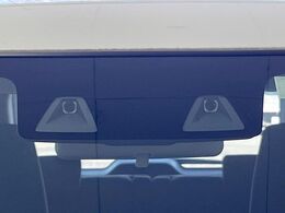 【スズキ　セーフティサポート】走行中に前方の車両等を認識し、衝突しそうな時は警報とブレーキで衝突回避と被害軽減をアシスト。より安全にドライブをお楽しみいただけます。