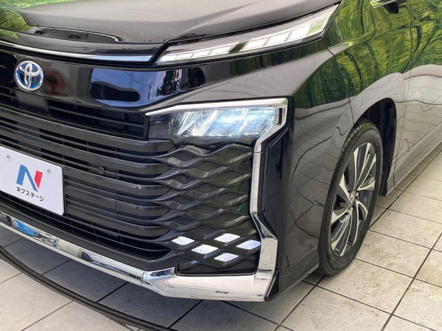 【LEDヘッドライト】悪天候や夜間走行時も良好な視界を確保し安心して運転できる高輝度LEDヘッドライトを装備！点灯速度が早く、消費電力も抑えられています。