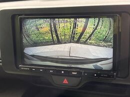 【バックカメラ】駐車時に後方がリアルタイム映像で確認できます。大型商業施設や立体駐車場での駐車時や、夜間のバック時に大活躍！運転スキルに関わらず、今や必須となった装備のひとつです！