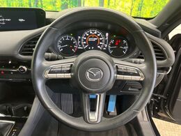 【スマートシティブレーキサポート】走行中に前方の車両と歩行者を認識。衝突の危険が高いと判断した場合に警報や緊急ブレーキで衝突回避や衝突時の被害軽減を支援します。