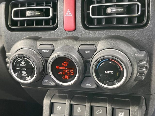 【オートエアコン】一度お好みの温度に設定すれば、車内の温度を検知し風量や温度を自動で調整。暑い…寒い…と何度もスイッチ操作をする必要はありません。快適な車内空間には必須の機能ですね♪