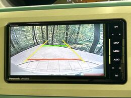 【バックカメラ】駐車時に後方がリアルタイム映像で確認できます。大型商業施設や立体駐車場での駐車時や、夜間のバック時に大活躍！運転スキルに関わらず、今や必須となった装備のひとつです！