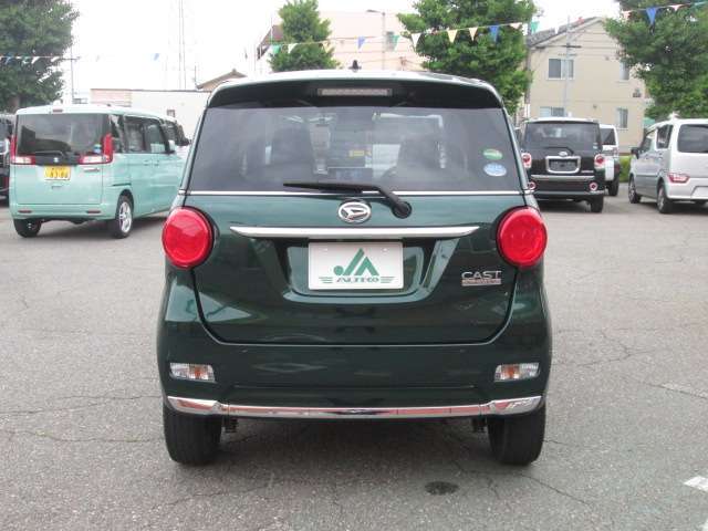 当店では新車販売も行っております。国産車・インポートカー問わず、全メーカーの全車種を取り扱います。各展示場には、各メーカの新車カタログが揃っております。