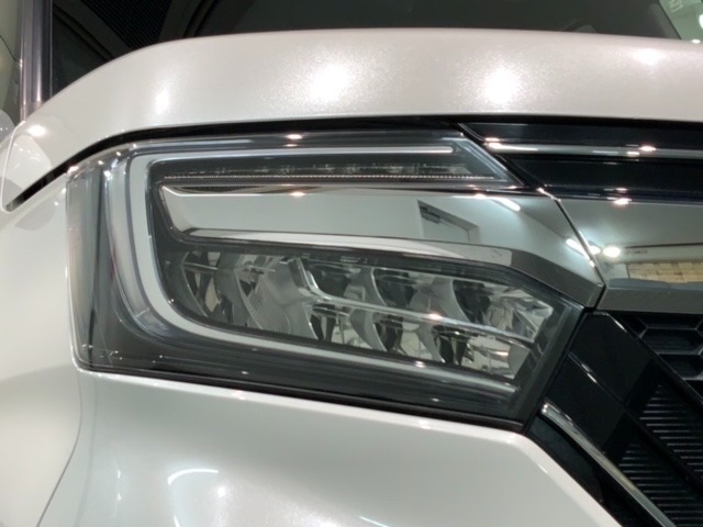 LEDヘッドライトは、点灯の瞬間から最大光量を発揮し、突然暗くなるトンネルなどでの安定感を高めます。