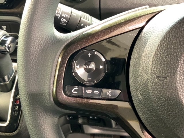 ステアリングにオーディオ操作スイッチが付いています。オーディオ画面に直接タッチしなくても操作が出来ますので、運転に集中できます。