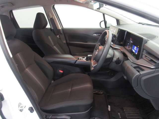 適度なホールド感で運転しやすいフロントシートです☆もちろんプロによるクリーニング済みで気持ちよく運転していただけます。