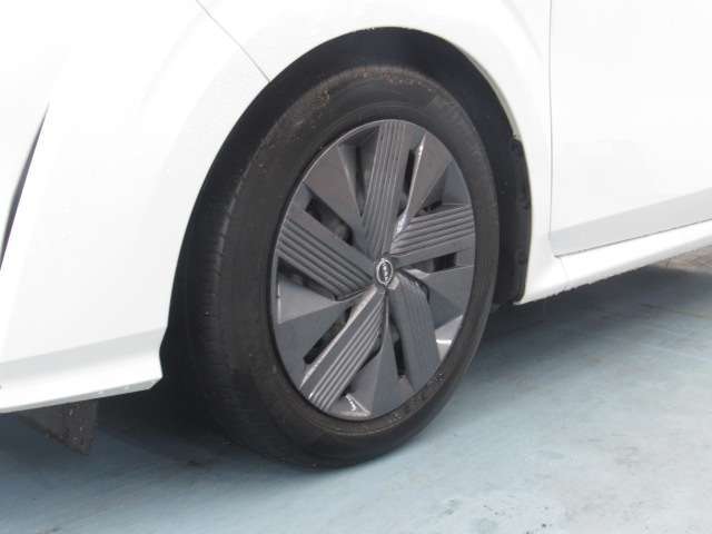タイヤの目もかなり残っています。中古車をみるときにタイヤの状態のチェックは重要なポイントですよ！