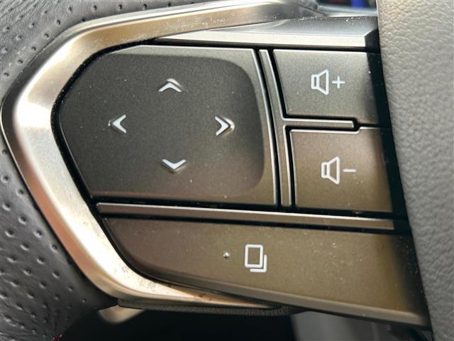 運転席操作部の画像です。店舗にて現車の確認もいただけますので、お電話で在庫のご確認の上是非ご来店くださいませ！！！ワクワクするクルマ選びをご提案します！