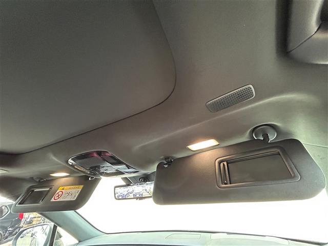 天井の画像です。店舗にて現車の確認もいただけますので、お電話で在庫のご確認の上是非ご来店くださいませ！！！ワクワクするクルマ選びをご提案します！