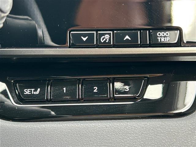 運転席操作部の画像です。店舗にて現車の確認もいただけますので、お電話で在庫のご確認の上是非ご来店くださいませ！！！ワクワクするクルマ選びをご提案します！
