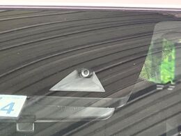 【エマージェンシーブレーキ】走行中に前方の車両等を認識し、衝突しそうな時は警報とブレーキで衝突回避と被害軽減をアシスト。より安全にドライブをお楽しみいただけます。