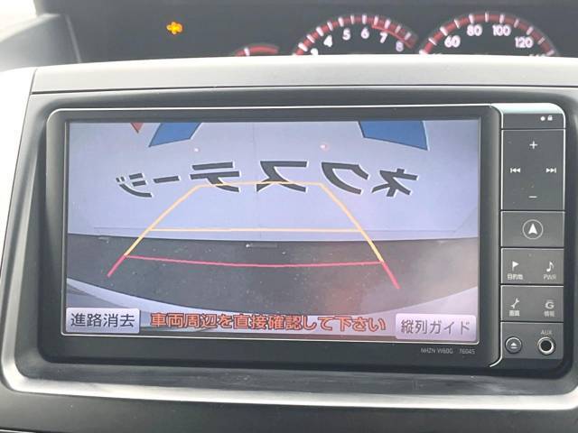 【バックカメラ】駐車時に後方がリアルタイム映像で確認できます。大型商業施設や立体駐車場での駐車時や、夜間のバック時に大活躍！運転スキルに関わらず、今や必須となった装備のひとつです！