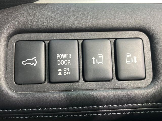 【両側パワースライドドア】スマートキーや運転席のスイッチで後席両側スライドドアの開閉が可能♪電動だから力を入れてドアを開ける必要が無く、小さなお子様でも簡単に開け閉めでき快適です♪