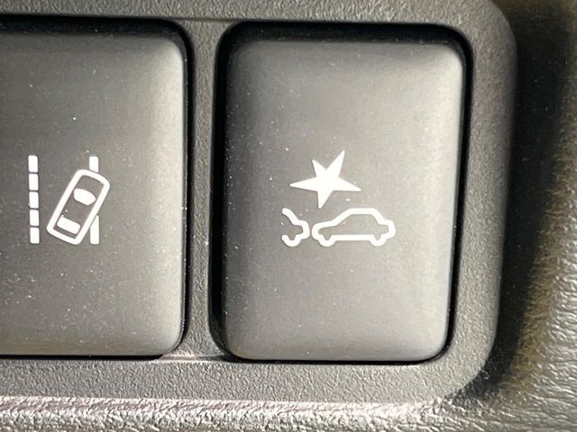 【三菱e-Assist】走行中に前方の車両等を認識し、衝突しそうな時は警報とブレーキで衝突回避と被害軽減をアシスト。より安全にドライブをお楽しみいただけます。