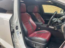 【レザーシート】ならではの高級感あふれる内装がこたわりのアイテム。見た目の高級感とより上質な座り心地をお楽しみください。