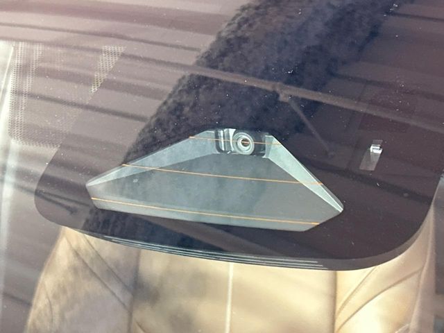 【セーフティシステムプラス】走行中に前方の車両等を認識し、衝突しそうな時は警報とブレーキで衝突回避と被害軽減をアシスト。より安全にドライブをお楽しみいただけます。