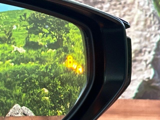 【ブラインドスポットモニター】走行中、ドアミラーの死角になりやすい箇所に後続車が接近するとサイドミラーのレンズに警告を表示！ドライバーに注意喚起をしてくれます。