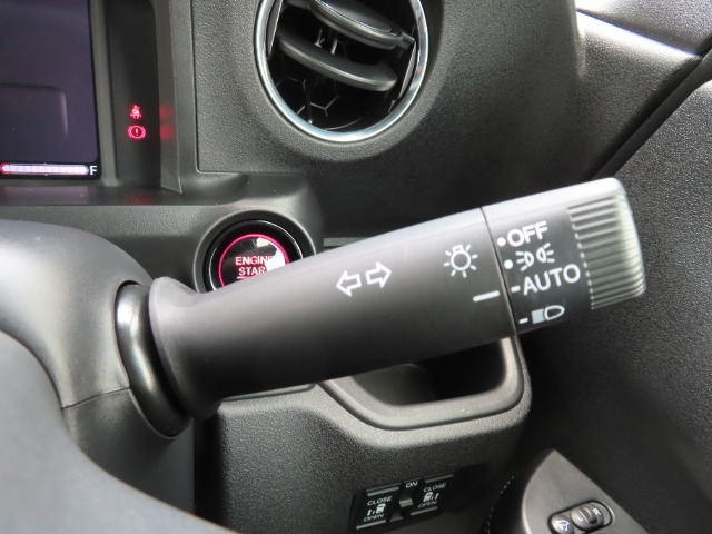 明るく省電力、そして車外の明るさに応じて自動で点灯・消灯してくれるオートライトコントロール機能付きLEDヘッドライトを装備。夜間も安心してお乗りいただけます。