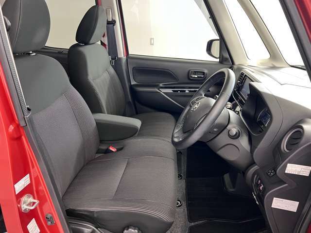 運転席も広くゆとりのある室内です