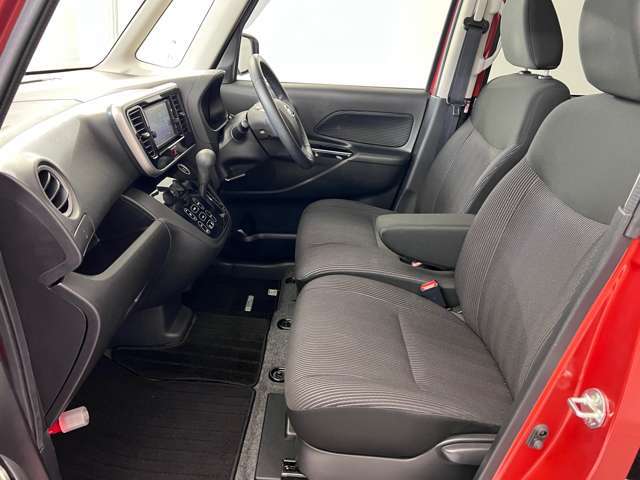 【ベンチシート】運転席と助手席の間にカバンを置いたり、肘掛けをおろしたり様々なシーンに合わせてお使いいただけます♪