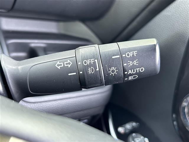 【オートライト（AUTO）】外の明るさをシステムが感知して、自動でヘッドライトが点灯します！ヘッドライトをつけ忘れを防ぐ便利機能です。