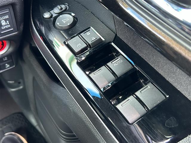 【パワーウインドウ】運転席のスイッチで、各席の窓ガラスの開閉ができます！あると便利ですよね！