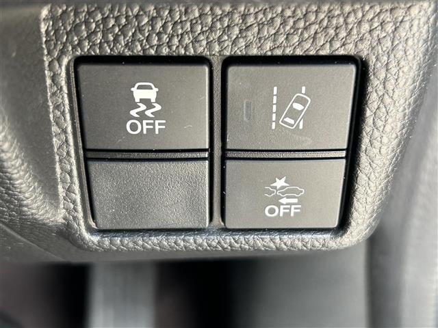 【衝突軽減ブレーキ（衝突軽減装置）】運転中に他のクルマとの衝突の危険をシステムが検知したとき、ブザーやブレーキが作動し、衝突被害軽減をサポートします！機能には限界があるためご注意ください。