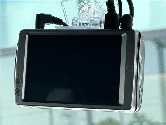 【ドライブレコーダー】映像・音声などの運転中の記録を残します。事故などを起こした起こされた時の証拠になりえますので、もしも時でも安心ですね。