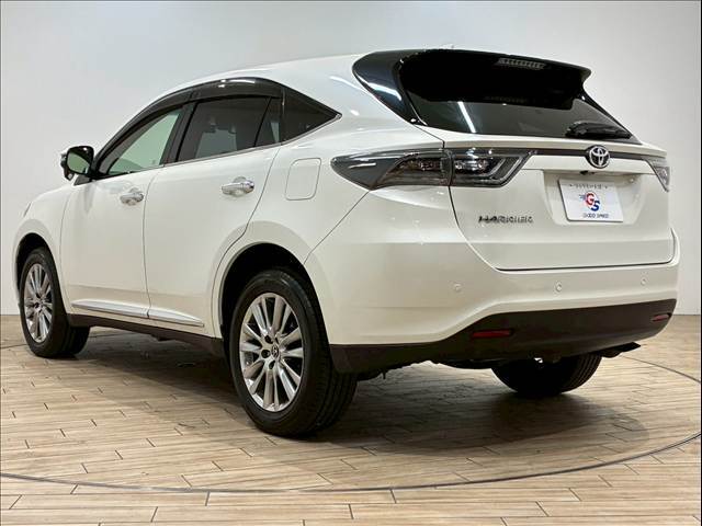 安心したお車をお選び頂けるように、当社では、鑑定車両を展示しております。第三者機関により、お車の品質を提示しております。