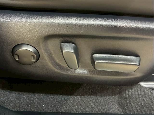 【電動リクライニング】は細やかな調整ができ、体格を問わずベストポジションがとれ長距離ドライブも快適です。