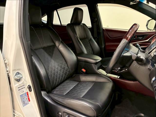運転席はしっかりとしたスペースが確保されており、アイポイントも高いのでゆったりとしたドライブが楽しんでいただけます。隅々まで綺麗に保たれたインテリアは前オーナー様の管理がしっかりと行き届いた証拠です♪