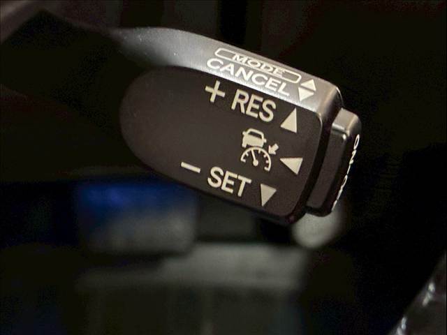 【レーダークルーズコントロール】装備車両です。レーダーやカメラを使って前を走るクルマの状況を検知して速度を調整してくれます。遠距離ドライブの高速道路などでは大活躍で疲労軽減に役立ちます。