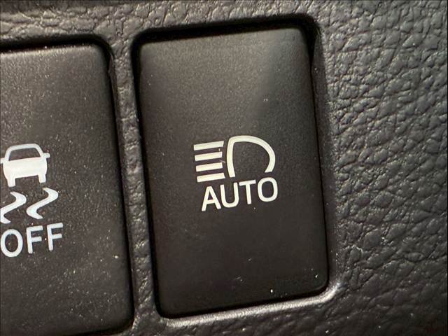 【オートマチックハイビーム】でハイビーム・ロービームをカメラで自動検知し自動で切り替えてくれる便利な機能や【オートライト】も搭載しております。