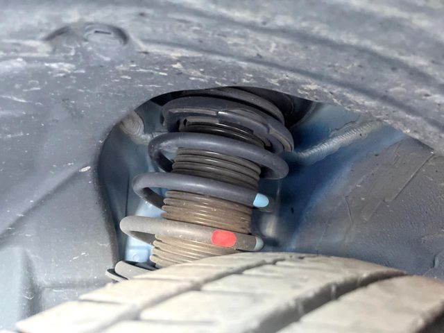 お車を安心してお乗りいただく為には、足回りの定期点検が欠かせません。サービスサポート（有償保証）では無料点検もご提供しており、安心のカーライフをお過ごしいただけるサポート体制が整っています。