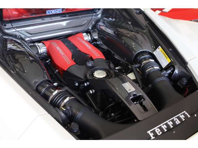 カーボンファイバー製エンジンカバー