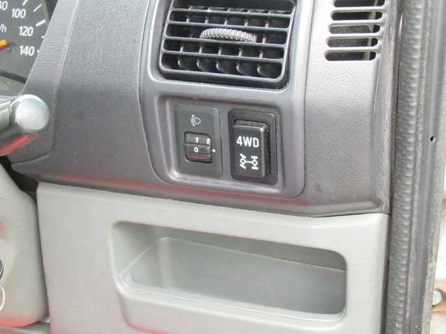 2WD/4WDの切り替えは運転席側インパネのスイッチで行います