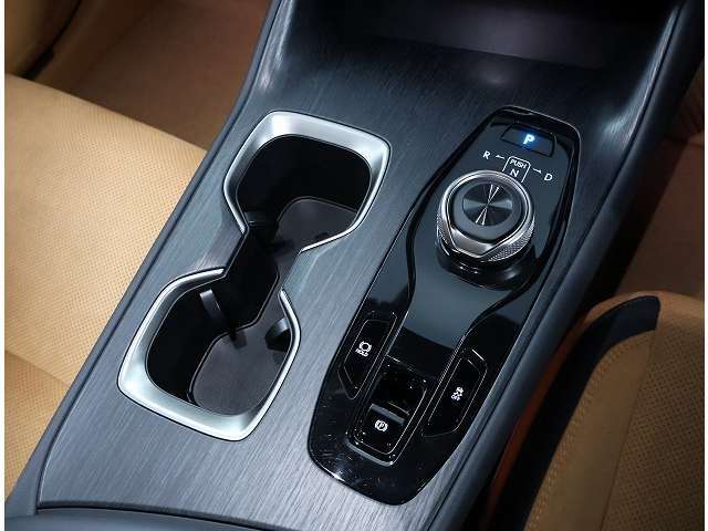 電動パーキングブレーキを装備しておりブレーキホールド機能付きです