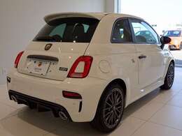 丸みを帯びてスーッと伸びるルーフラインがサイドに柔らかい印象を与えます。