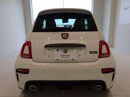 テールレンズは縦長のドーナツ型で、真ん中の部分はボディと同色になっています。