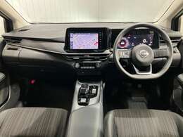 【運転席・助手席転席】運転席の足もともゆったりで長距離ドライブでも快適に★