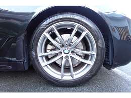 【BMWアロイホイール】軽量かつ強度に拘ったアロイホイール。走行性能ポテンシャルを引き出す設計。タイヤのサイドウォールが強化されたランフラットタイヤは、パンク時にタイヤがつぶれてもリムから外れません。